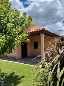 una casa con un patio de hierba delante de ella en Cabañas Samarana en Carpintería