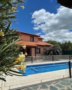 una piscina davanti a una casa di Cabañas Samarana a Carpintería