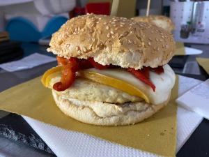 Jedlo v ubytovaní bed & breakfast alebo blízkom okolí