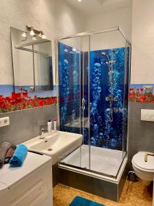 ein Badezimmer mit Dusche und Waschbecken in der Unterkunft Die kleine Post in Schleiden