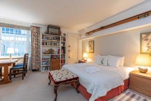 ロンドンにあるAttractive 2BR flat in Little Venice, Maida Valeのベッドルーム1室(ベッド1台、デスク、テーブル付)