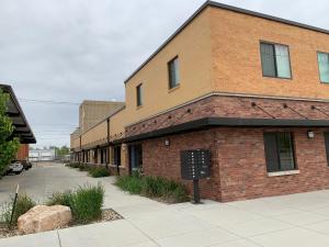 um edifício de tijolos com um sinal em frente em Your Downtown Rapid City Base Camp! em Rapid City