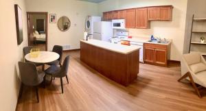 Η κουζίνα ή μικρή κουζίνα στο Your Downtown Rapid City Base Camp!