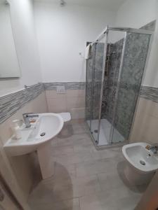 une salle de bain avec douche, lavabo et toilettes dans l'établissement Casa Marina, La Terrazza Sul Mare, à Cefalù