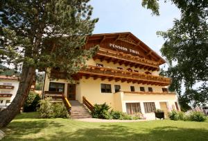 budynek ze schodami przed nim w obiekcie Pension Tirol w mieście Nauders