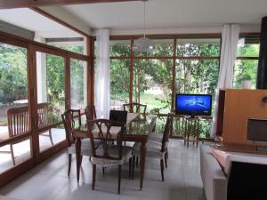 salon ze stołem, krzesłami i telewizorem w obiekcie Casa Las Margaritas w mieście Mar del Plata