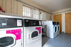 2 lavadoras y una lavadora y secadora en una habitación en For Students Only Private Bedrooms with Shared Kitchen at Shaftesbury Hall in the heart of Cheltenham, en Cheltenham