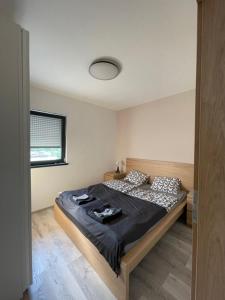 een slaapkamer met een bed in een kamer bij Kertvárosi nyugalom in Balatonfüred