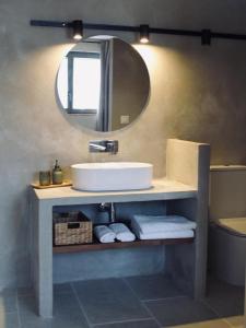ein Bad mit einem Waschbecken und einem Spiegel in der Unterkunft CAN SAFRA in La Pera