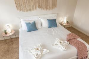 A bed or beds in a room at Mediterranean Retreat - King Bed - Fireplace - Jacuzzi - Fast Wi-Fi - Games Room - Free Parking & Netflix