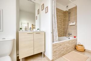 Salle de bains dans l'établissement Superbe T2 COSY à 15mn de Paris