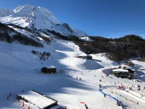 Photo de la galerie de l'établissement Le Skidoux 2*, au pied des pistes, vue montagne, à Gourette