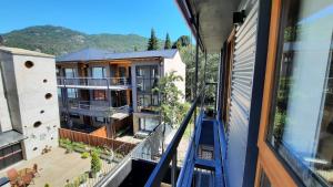 Cet appartement dispose d'un balcon offrant une vue sur un bâtiment. dans l'établissement Departamento 3 ambientes, modernoso, cálido y a media cuadra de la calle principal. 2 PAX (V420), à San Martín de los Andes