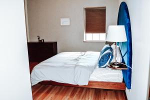 Postel nebo postele na pokoji v ubytování Renovated building in the heart of Rapid City!