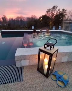 - des bougies et des verres à vin à côté de la piscine dans l'établissement Borgo Stazione Bike Inn, à Valeggio sul Mincio