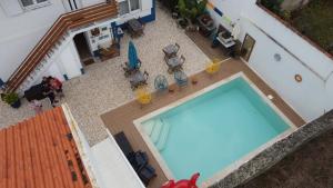 una vista aérea de una piscina junto a un edificio en Casa Lagoa en Foz do Arelho