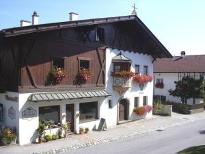 ein Gebäude mit Blumenkästen und einer Uhr darauf in der Unterkunft Pittlanderhof in Innsbruck