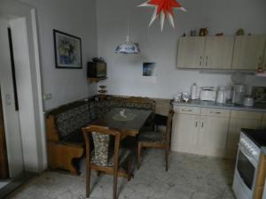 cocina con mesa y sillas en Ferienwohnung-Kutscherhaus, en Wernigerode