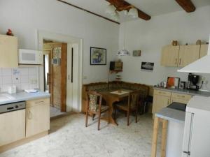 cocina con mesa y sillas en una habitación en Ferienwohnung-Kutscherhaus, en Wernigerode