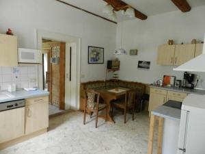 Una cocina con una mesa y sillas en una habitación. en Ferienwohnung-Kutscherhaus, en Wernigerode