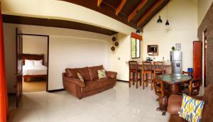 ein Wohnzimmer mit einem Sofa und einem Tisch in der Unterkunft Green Forest Rustic Houses in Monteverde Costa Rica