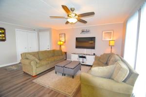 uma sala de estar com 2 sofás e uma ventoinha de tecto em Thunder Island 61B em Ocean City