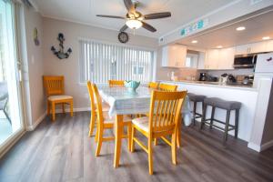 uma cozinha e sala de jantar com mesa e cadeiras em Thunder Island 61B em Ocean City