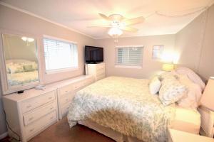 um quarto com uma cama e uma ventoinha de tecto em Thunder Island 61B em Ocean City