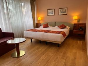 Un pat sau paturi într-o cameră la Crystal Hotel Varese
