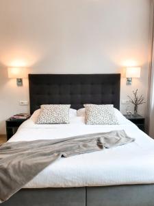 クリニツァ・ズドルイにあるWilla AMBERのベッドルーム1室(大きな白いベッド1台、枕2つ付)