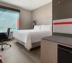 En eller flere senger på et rom på avid hotels - Macon North, an IHG Hotel