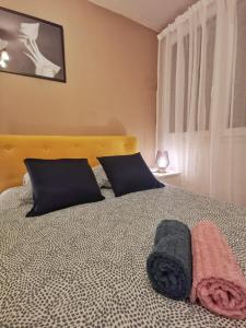 - une chambre avec un lit et 2 serviettes dans l'établissement Affaire - Ideal pour séjour 7-14-28 nuits, à Noisy-le-Grand