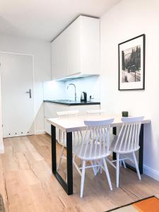 クリニツァ・ズドルイにあるWilla AMBERのキッチン(テーブル、白い椅子2脚付)