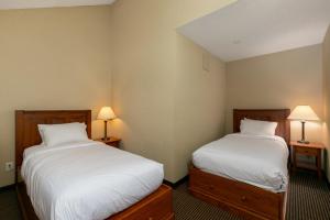 dos camas sentadas una al lado de la otra en una habitación en Blackcomb Lodge, en Whistler