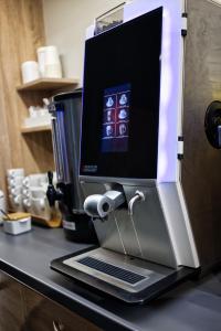 eine Kaffeemaschine auf einer Theke in der Unterkunft Noclegi Stop and Sleep in Zgorzelec