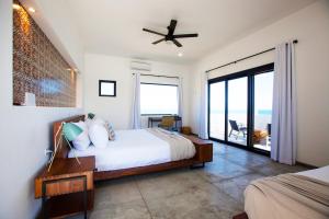 La VentanaHotel Todo Bien的一间带床和大窗户的卧室 更多23张照片