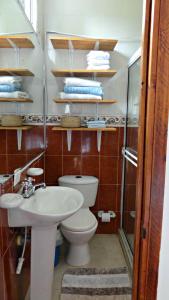 un bagno con un water e un lavandino di Villa Migelita Ecolodge a Palmira