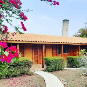 a house with a pathway in front of it at Estância Travessia in São Pedro