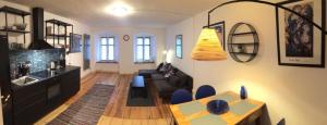 Televízia a/alebo spoločenská miestnosť v ubytovaní Apartament w Rynku