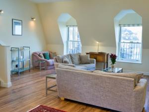 Ein Sitzbereich in der Unterkunft Finest Retreats - Cove View Penthouse