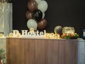 een bureau met ballonnen en een ziekenhuisbord. bij D - Hostel in Irpin'