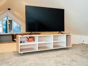 een flatscreen-tv op een tv-stand in een woonkamer bij D - Hostel in Irpin'