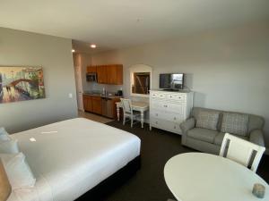 サウスポートにあるRiver Hotel of Southportのベッドルーム1室(ベッド1台、ソファ、テーブル付)