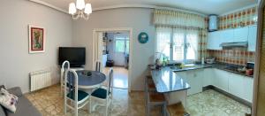 cocina con fregadero y mesa en una habitación en Apartamento en entorno natural, La biblioteca, en Figueredo