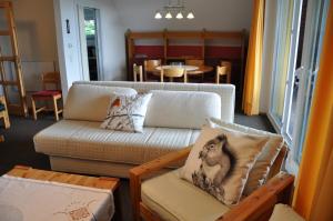 uma sala de estar com um sofá e uma mesa em Appartements Akzente em Treffen