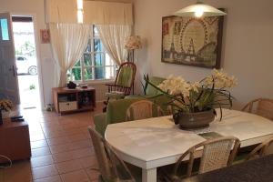 Posezení v ubytování Acolhedora casa de praia em condomínio fechado à beira mar