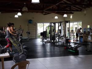 Fitness centrum a/nebo fitness zařízení v ubytování Acolhedora casa de praia em condomínio fechado à beira mar