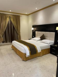 روح الأصيلة للشقق المخدومة Roh Alaseilah Serviced Apartments في الطائف: غرفة نوم كبيرة مع سرير كبير في غرفة