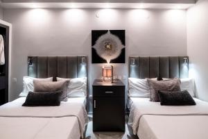 Postel nebo postele na pokoji v ubytování Lingos Hotel