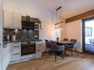 Una cocina o cocineta en Appartement Gaisbergblick